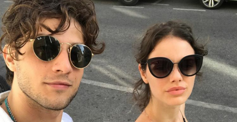 Chay Suede e Laura Neiva passeiam por Lisboa