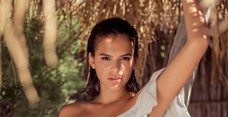 Bruna Marquezine posa de barriga de fora e deixa tatuagem cristã à mostra