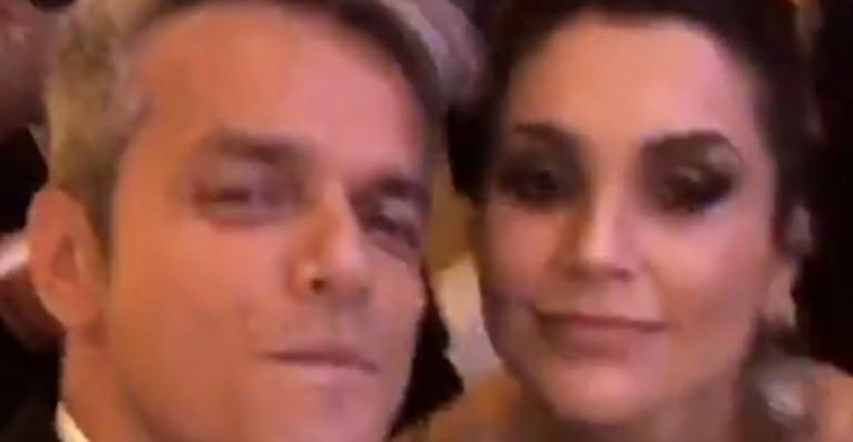 Com look arrasador, Flávia Alessandra rouba a cena em casamento