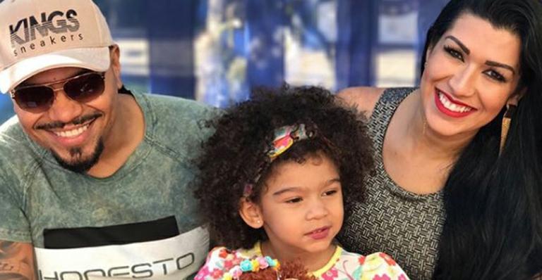 Ellen Cardoso, mulher de Naldo, se espanta com o estirão da filha de 2 anos: “Quase do tamanho da mãe”
