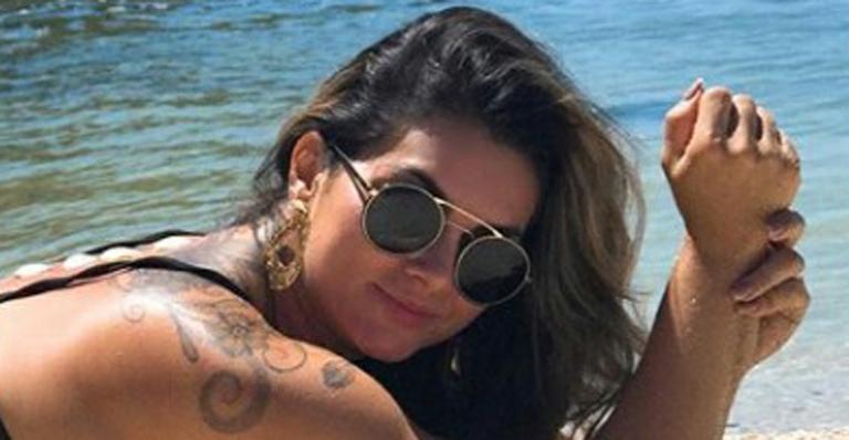 Kelly Key posa de biquíni na praia e mostra corpo sem retoques: “Com estria e celulite”