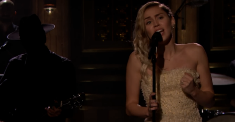 Miley Cyrus canta ‘The Climb’ em homenagem às vítimas de Las Vegas