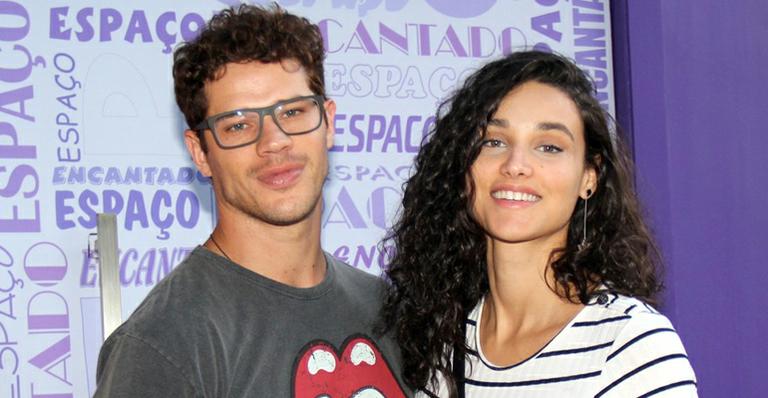 Débora Nascimento e José Loreto dançam Sidney Magal em novo vídeo