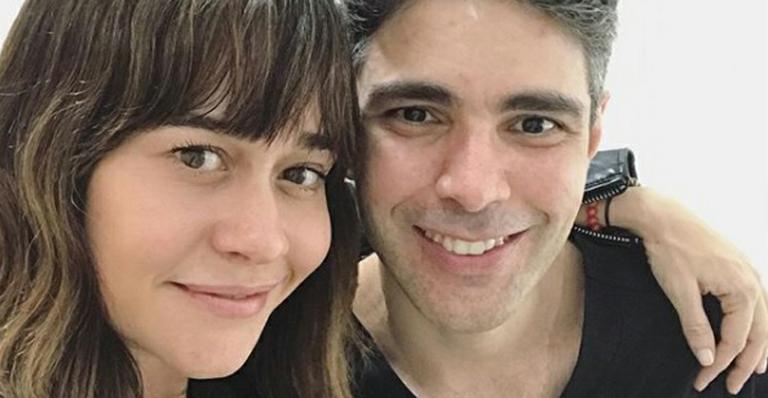 Alessandra Negrini posa sem make ao lado de dermatologista gato e fãs brincam: “Parou no tempo”