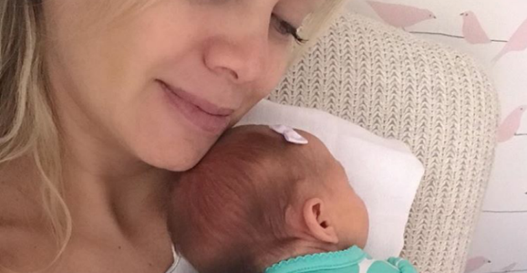 Eliana mostra a filha dormindo em seu ombro e reflete sobre a maternidade