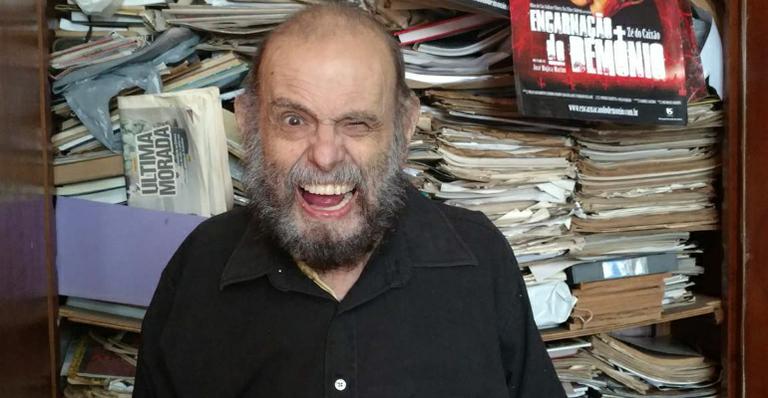 José Mojica, o Zé do Caixão, sofre fraturas em queda e fica sem andar