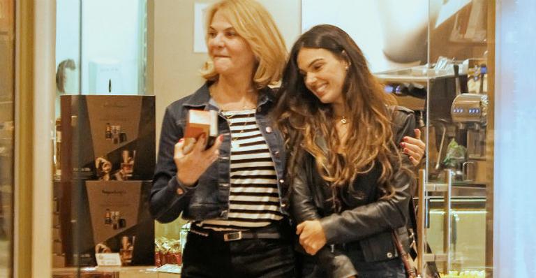 Isis Valverde: carinho de mãe em passeio no Rio
