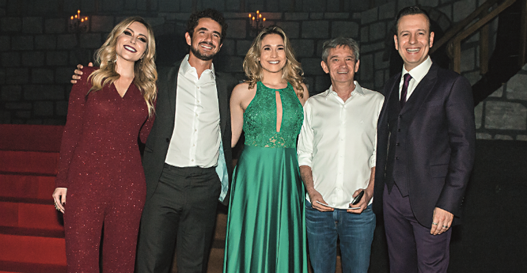 Fernanda Gentil e jornalistas prestigiam prêmio em SP