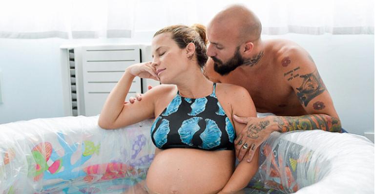 Maíra Charken publica foto amamentando o filho, Gael