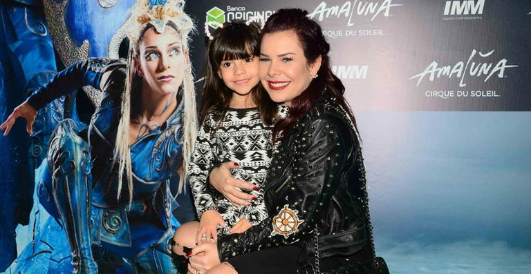 Fernanda Souza curte espetáculo de circo com a sobrinha