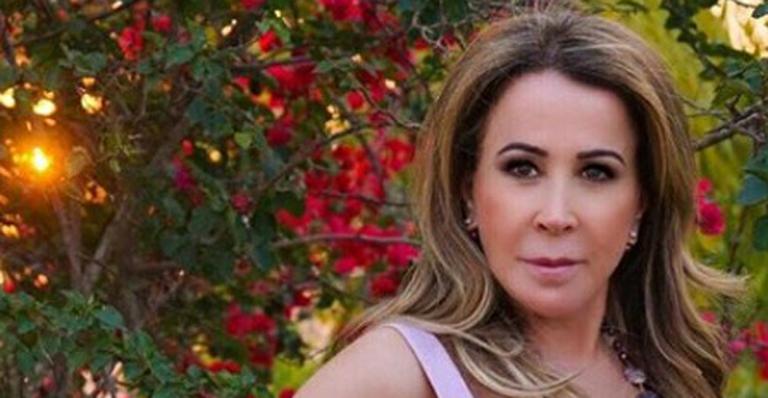 Zilu Camargo posa na piscina de luxuosa mansão e filosofa sobre a tristeza
