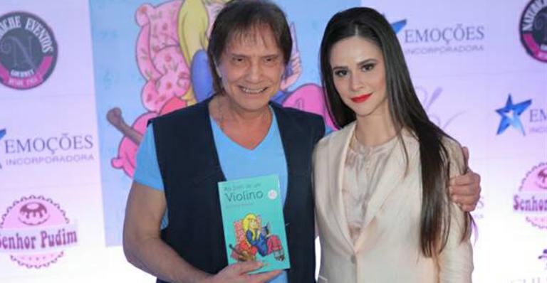 Roberto Carlos prestigia lançamento do livro de Caroline Verban