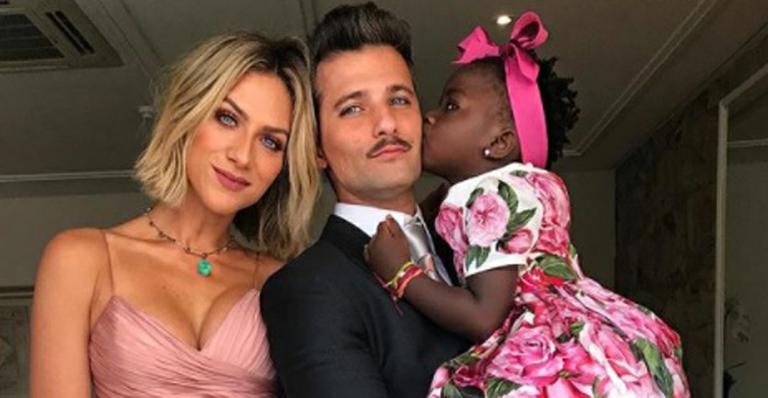 Veja a entrada de Titi como daminha de honra no casamento de Marina Ruy Barbosa e Xandinho Negrão