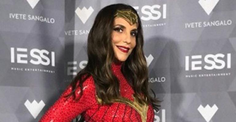 Grávida de gêmeas, Ivete Sangalo posa com fantasia e brinca: “A mulher mamãe maravilha que você respeita”
