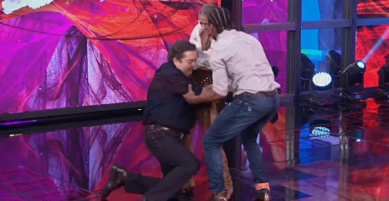 Adriane Galisteu se desculpa após derrubar Faustão ao vivo: “Estava tão empolgada”