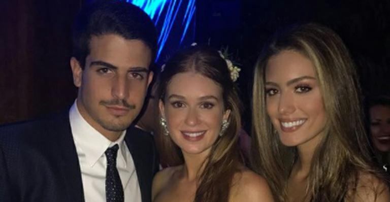 Vestido ‘camuflado’ de Victória Grendene rouba a cena em festa de casamento: “Igualzinho a decoração”