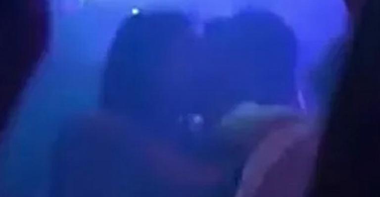 Neymar e Bruna Marquezine se beijam em casamento de Marina Ruy Barbosa e Xandinho Negrão