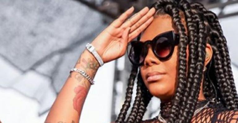 Ludmilla ousa com look sexy durante show em Minas Gerais