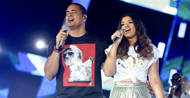 Camilly Victória canta com o pai em gravação do DVD do Harmonia do Samba