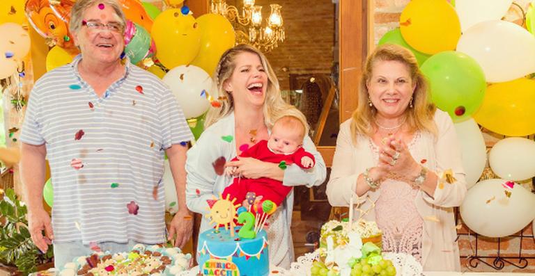 Karina Bacchi celebra os dois meses do filho, Enrico