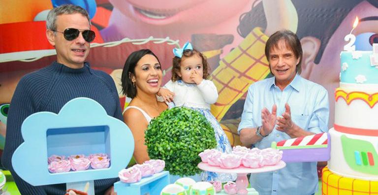 Roberto Carlos curte a festa de aniversário da neta Laura