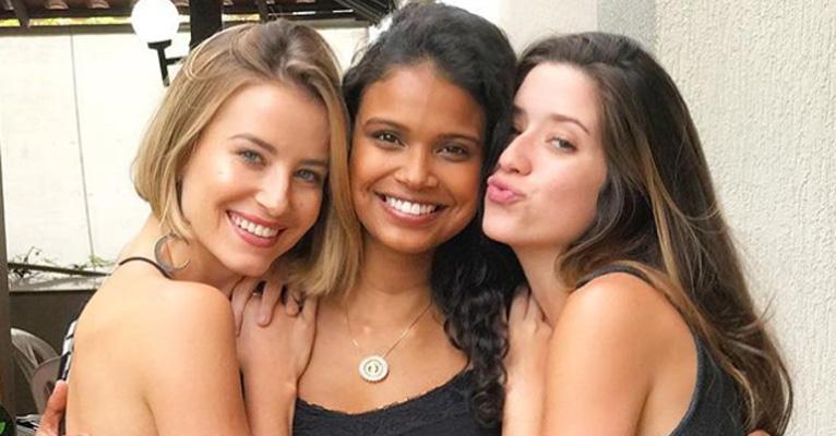 Grávida de 9 meses, Aline Dias reencontra amigas do elenco de ‘Malhação’