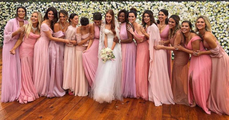 Madrinhas de Marina Ruy Barbosa usaram vestidos na cor millenial pink; saiba mais da tendência