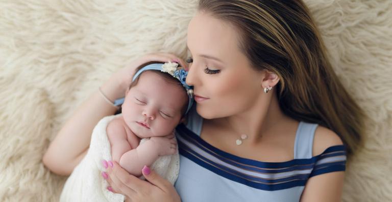 Larissa Manoela faz ensaio fotográfico com a afilhada