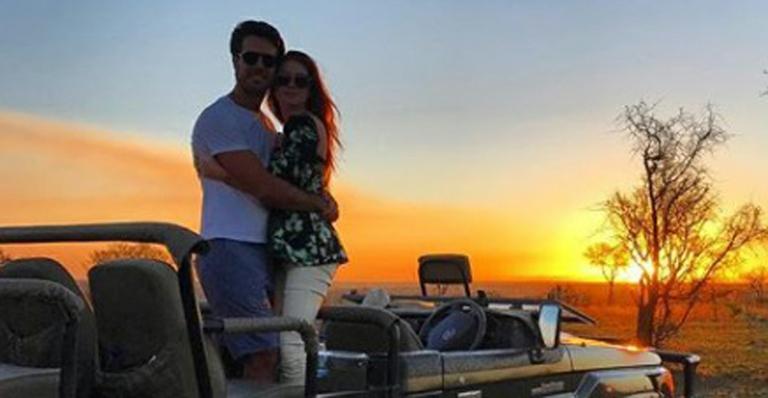 Marina Ruy Barbosa posa em clima de romance com Xandinho Negrão durante safári na África