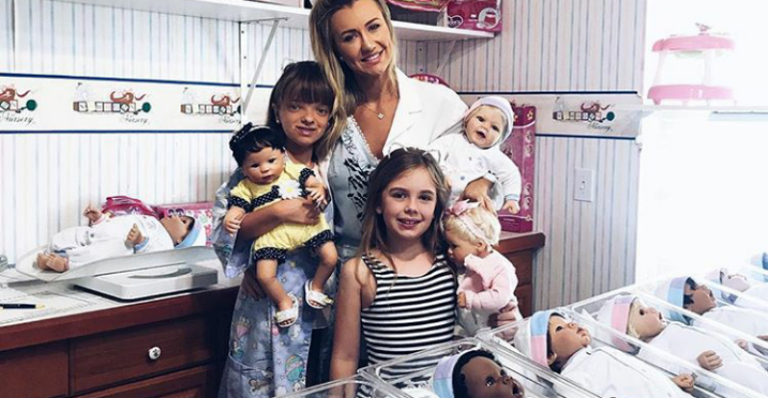 Rafa Justus visita maternidade de bonecas na Flórida