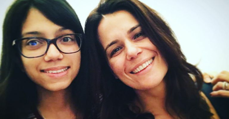 Apresentadora Adriana Araújo guarda o 1º gesso da filha, que fez dez cirurgias