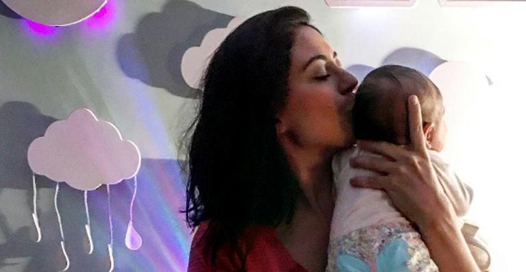Carol Castro mostra nova foto com a filha recém-nascida