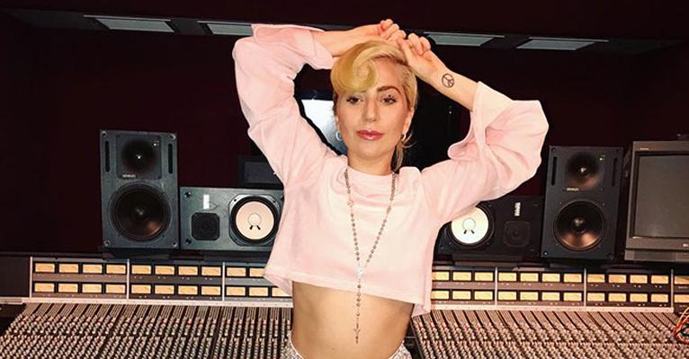 Após cancelar shows para cuidar de doença, Lady Gaga retoma a carreira: “Terapia”