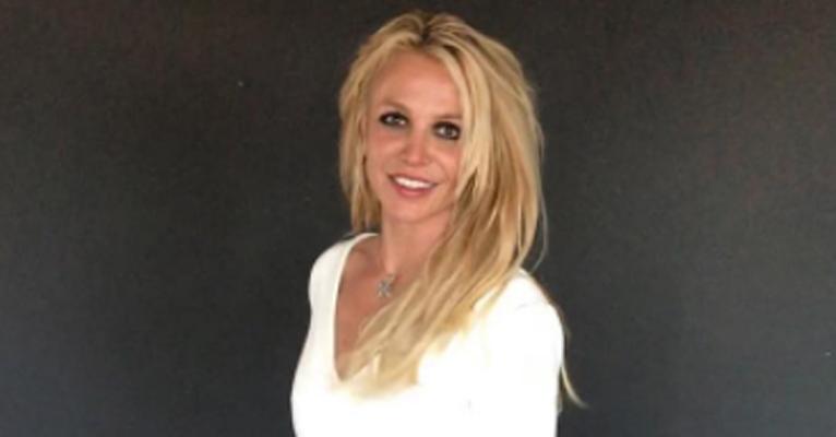 Britney Spears mostra novo talento artístico ao pintar quadro