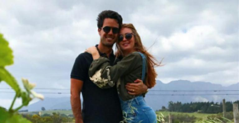 Na África do Sul, Marina Ruy Barbosa comemora aniversário de Xandinho Negrão