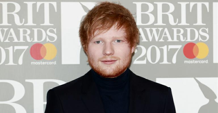 Ed Sheeran é atropelado de bicicleta e quebra o braço
