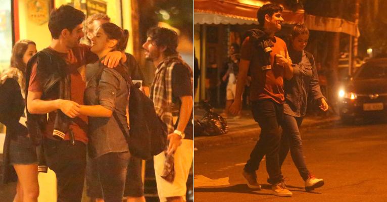 Marcelo Adnet troca carinhos com a nova namorada, Patrícia Cardoso, em bar no Rio