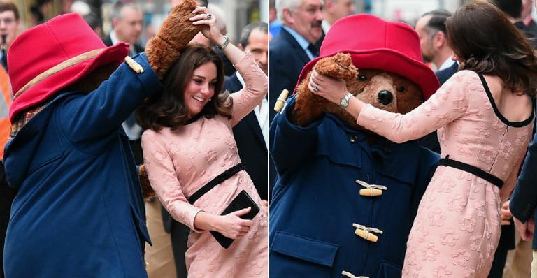 Grávida, Kate Middleton dança com urso Paddington em estação de trem