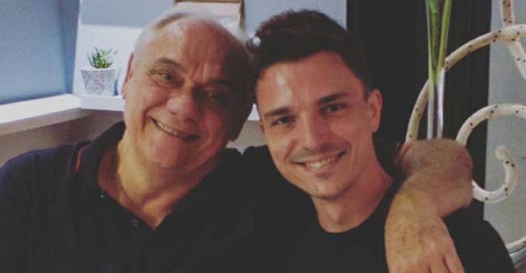 Filho de Marcelo Rezende relembra alegria do pai com a neta no colo