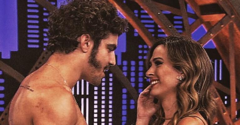 Tatá Werneck e Caio Castro ficam seminus em brincadeira ousada