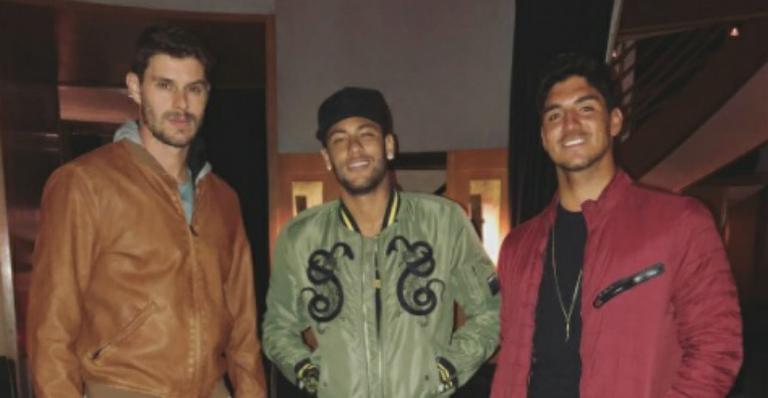 Bruninho e Gabriel Medina curtem Paris ao lado de Neymar