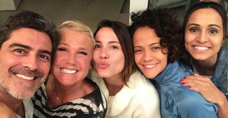 Xuxa recebe atrizes de Apocalipse em sua casa