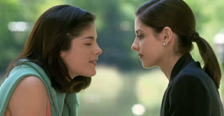 Sarah Michelle Gellar posa com Selma Blair e relembra longa ‘Segundas Intenções’