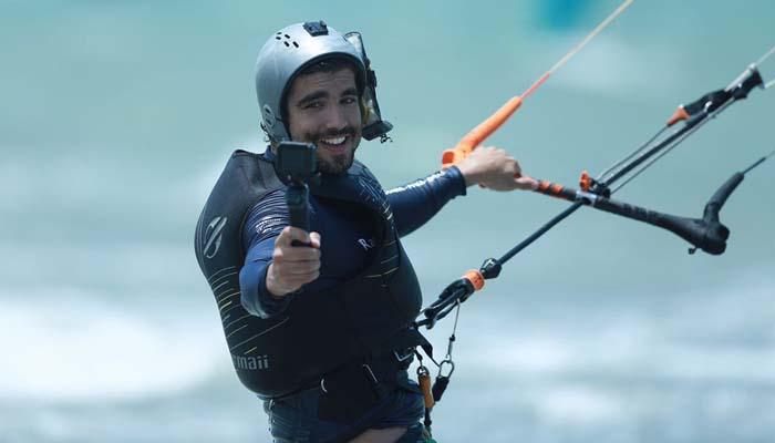 Caio Castro curte folga com amigos praticando Kitesurf