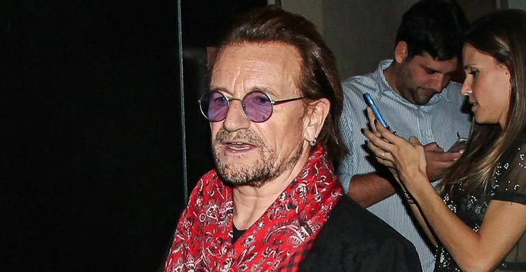Bono Vox é tietado por fãs em São Paulo