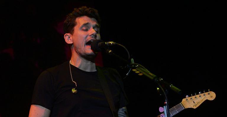 Em São Paulo, John Mayer empolga fãs com ‘sarrada’ em show