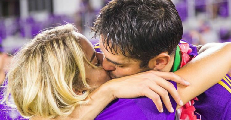Kaká pede a namorada, Carol Dias, em casamento e recebe resposta inusitada