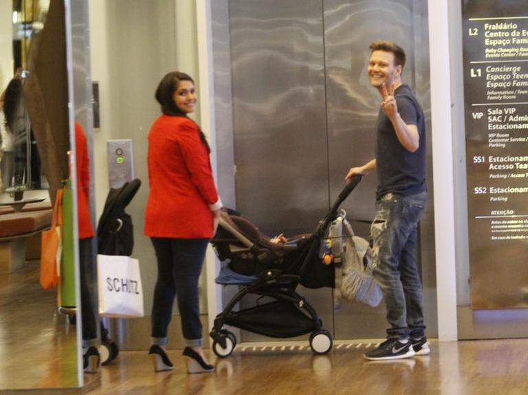 Thais Fersoza e Michel Teló: passeio com os filhos no Rio