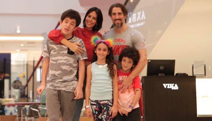 Paizão: Marcos Mion curte dia em família em shopping de São Paulo!