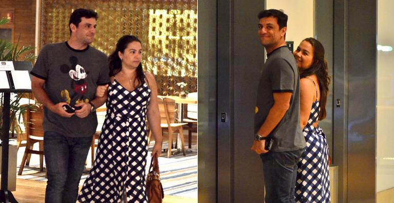 De férias, Rodrigo Lombardi curte passeio com a mulher